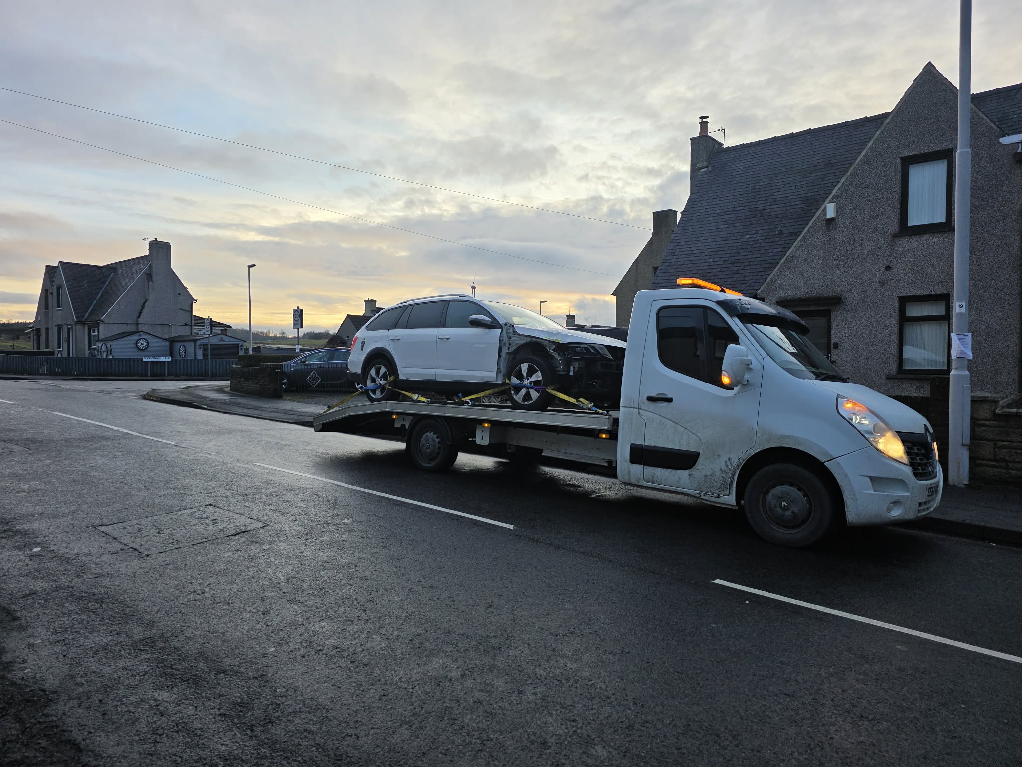 GTT Recovery collecting a damaged vehicle from a residential street near Lochgelly